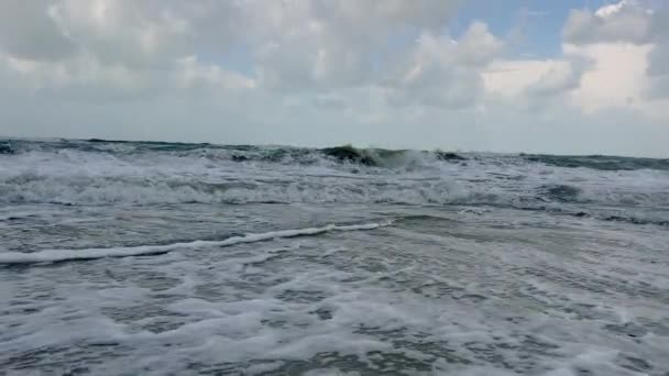 日が昇る海の波 スローモーションワイドビュー 高品質の4K映像 — ストック動画