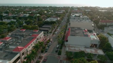 Napoli Florida 'da şehir merkezinde, Plaj ve Kıyı Evleri, Akşam Saati. Yüksek kalite 4k görüntü