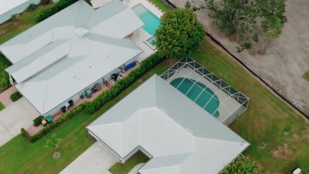 Drohne Über Ansicht Von Abgeschirmt Pool Und Lanai Florida Häuser — Stockvideo
