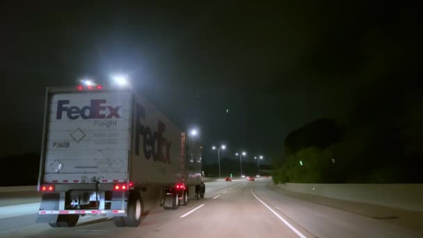 Vista Panorâmica Pov Caminhão Fedex Entrega Encomendas Tempo Noite Estrada — Vídeo de Stock