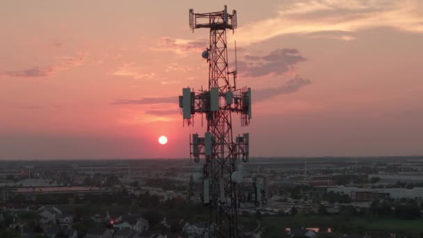 日没時の街並みにあるテレビやラジオのタワー 広い空中ドローンの映像 高品質の4K映像 — ストック動画