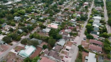Napoli 'deki evlerin havadan çekilmiş görüntüleri. Florida 'daki mahalleler. Gayrimenkul görüntüleri. Yüksek kalite 4k görüntü