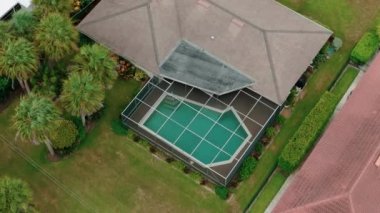 Florida 'daki havuz ve veranda manzaralı havuz manzaralı. Yüksek kalite 4k görüntü