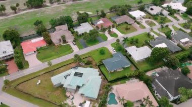 İnsansız hava aracı, Napoli 'deki evlerin görüntülerinden daha geniş. Florida mahallelerinin gayrimenkul fotoğrafları. Gündüz vakti. Yüksek kalite 4k görüntü