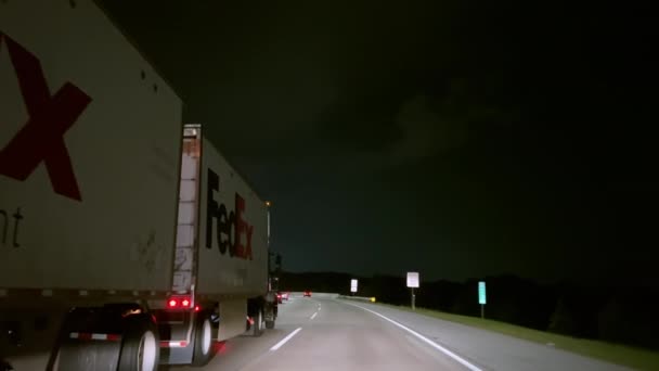 Vpo Visão Ampla Caminhão Fedex Entrega Encomendas Tempo Noite Estrada — Vídeo de Stock
