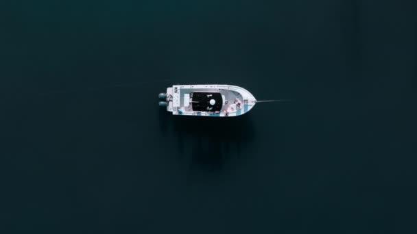 Вид Беспилотника Лодку Голубая Чистая Вода Вид Сверху Белую Лодку — стоковое видео