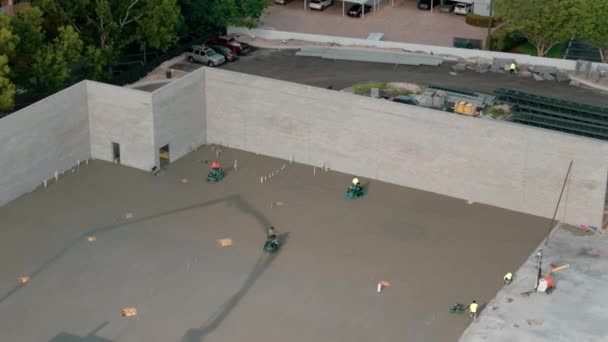 商業建設現場 コンクリートトラックミキサーの空中ビューは 床を注ぐためにセメント混合物をダンプします 高品質の4K映像 — ストック動画