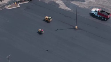 Otopark ve yola asfalt beton döşeyen bir grup inşaat işçisi. Hava görüntüsü. Yüksek kalite 4k görüntü