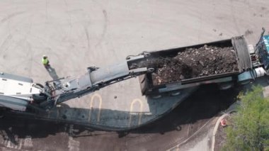 Bir grup inşaat işçisi otopark ve yoldaki eski asfaltı parçalamış. Yukarıdan aşağı. Yüksek kalite 4k görüntü