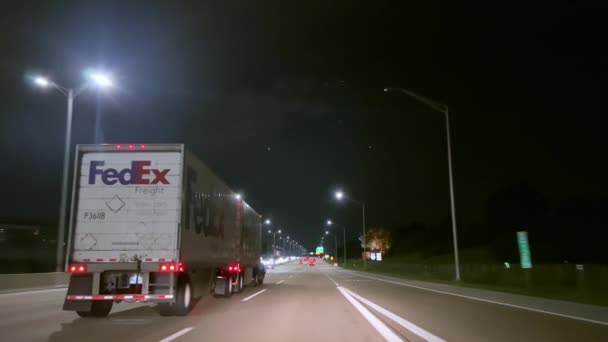 Грузовик Fedex Доставляет Посылки Ночное Шоссе Бервиль Штат Иллинойс Usa — стоковое видео