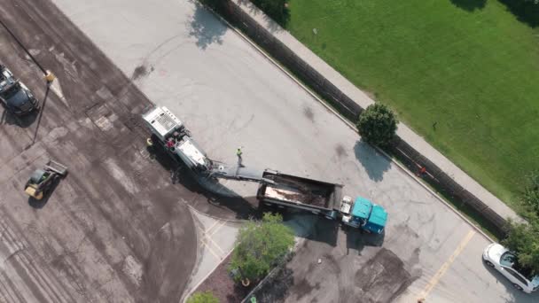 建筑工人小组在停车场和公路上把旧沥青切碎 高质量的4K镜头 — 图库视频影像