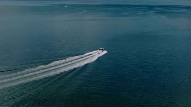Широкий Вид Воздуха Белую Лодку Плывущую Синему Морю Движется Высокой — стоковое видео