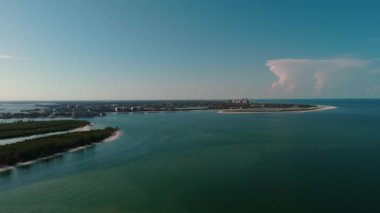 Gündüz vakti Florida, ABD 'de yerleşim yerleri olan San Marco Adası' nı çekiyoruz. Geniş açı. Yüksek kalite 4k görüntü