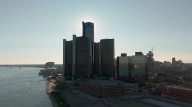 Detroit, Michigan, Birleşik Devletler. Detroit şehrinin panoramik hava görüntüsü. Central Business District ve Detroit nehri. Hava görüntüsü. Yüksek kalite 4k görüntü