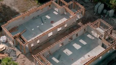 Florida 'da bir ev aile inşaatı. Özel bir evin inşaatının geniş bir görüntüsü. Yukarıdan aşağıya doğru görüntü. Yüksek kalite 4k görüntü