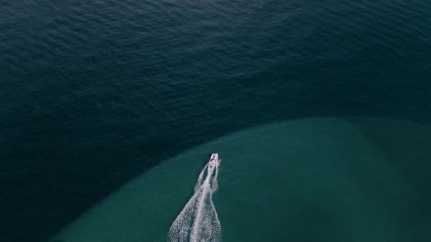 Εναέρια Λήψη Ενός Λευκού Σκάφους Που Πλέει Προς Γαλάζια Θάλασσα — Αρχείο Βίντεο