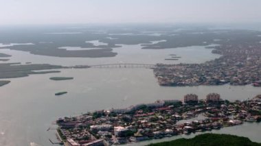 Gündüz vakti Florida, ABD 'de yerleşim yerleri olan San Marco Adası. Geniş açılı dron görüntüsü. Yüksek kalite 4k görüntü