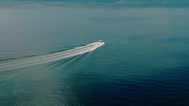 Широкий Обзор Белой Лодки Плывущей Синему Морю Движется Высокой Скорости — стоковое видео