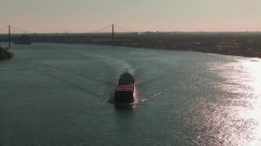 Detroit yakınlarında giden kargo gemisi Bulk 'un geniş insansız hava aracı görüntüsü. Yüksek kalite 4k görüntü