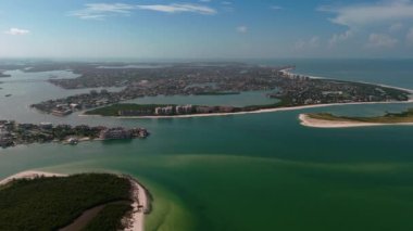 Gündüz vakti Florida, ABD 'de ikamet eden San Marco Adası' nın hava görüntüleri. İHA geniş açı. Yüksek kalite 4k görüntü