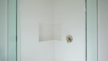 Evinde duşlu modern Tiled Banyo, gayrimenkul. Kamerayı geniş açıya al. Yüksek kalite 4k görüntü