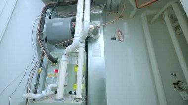 Evde monte edilmiş klima ve ısıtma sistemi var. Kamerayı çek. Yüksek kalite 4k görüntü