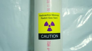 Radyoaktif tehlike işareti, binada radon gazı havalandırması. Yüksek kalite 4k görüntü