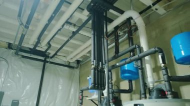Ev ısıtma sistemi için modern gaz kazanının iç yapı elementleri. Kamerayı çek. Yüksek kalite 4k görüntü