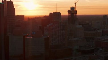 Detroit, Michigan, Birleşik Devletler. Detroit şehrinin panoramik hava görüntüsü. Central Business District ve Detroit River günbatımında. Hava görüntüsü. - Evet. Yüksek kalite 4k görüntü