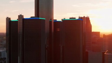 Detroit, Michigan, Birleşik Devletler. Detroit şehrinin panoramik hava görüntüsü. Central Business District ve Detroit River günbatımında. Hava görüntüsü. - Evet. Yüksek kalite 4k görüntü