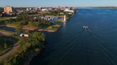 Nehir ve şehir merkezi silueti olan Milliken Park Deniz Feneri yakınlarından Detroit Michigan Havalimanı geniş açılı panoramik şehir manzarası. Yüksek kalite 4k görüntü