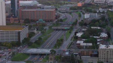 Detroit, Michigan. Detroit şehrinin panoramik hava görüntüsü. Central Business District ve Detroit nehri. Yüksek kalite 4k görüntü