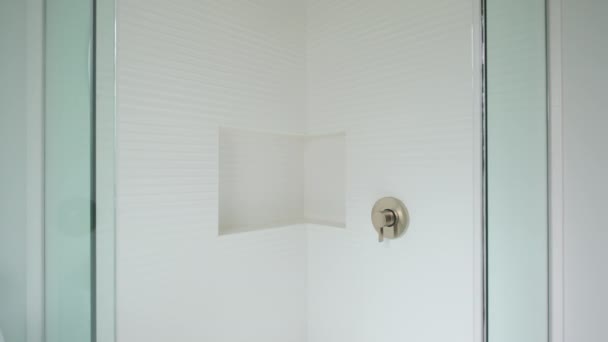 Moderní Dlážděná Koupelna Sprchou Doma Realitní Interiér Přesunout Široký Záběr — Stock video