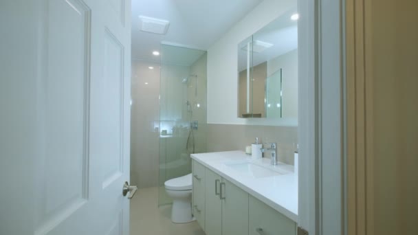 Elementos Baño Moderno Con Ducha Casa Interior Inmobiliario Mueve Cámara — Vídeos de Stock
