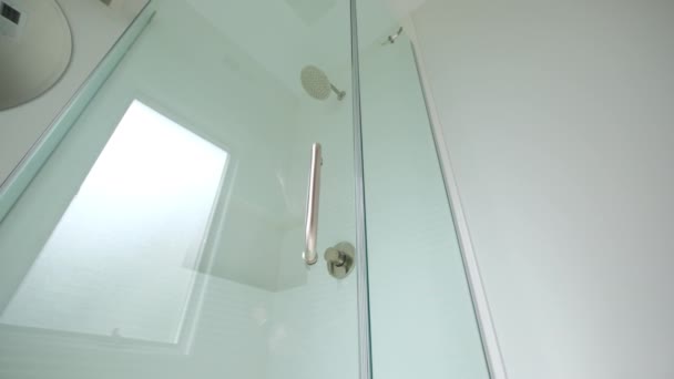 现代化的带淋浴房 房间内有淋浴房 移动宽的镜头 高质量的4K镜头 — 图库视频影像