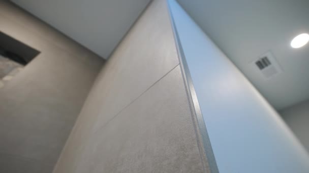 现代浴室的元素与淋浴在家里 房地产内部 移动相机 高质量的4K镜头 — 图库视频影像