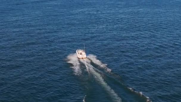 Вид Воздуха Белый Корабль Плывущий Синему Морю Движется Высокой Скорости — стоковое видео