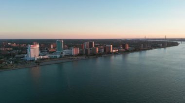 Gün batımında şehir merkezindeki Windsor ve Detroit Nehri 'nin hava görüntüleri. Ontario, Kanada. Yüksek kalite 4k görüntü
