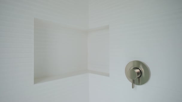 现代带淋浴房的带淋浴房 房地产内拍摄 移动相机宽的镜头 高质量的4K镜头 — 图库视频影像