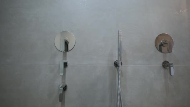 Modern Tiled Bathroom Dengan Shower Dalam Elemen Rumah Dari Bathroom — Stok Video