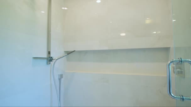 Elemen Modern Tiled Bathroom Dengan Shower Rumah Interior Real Estate — Stok Video
