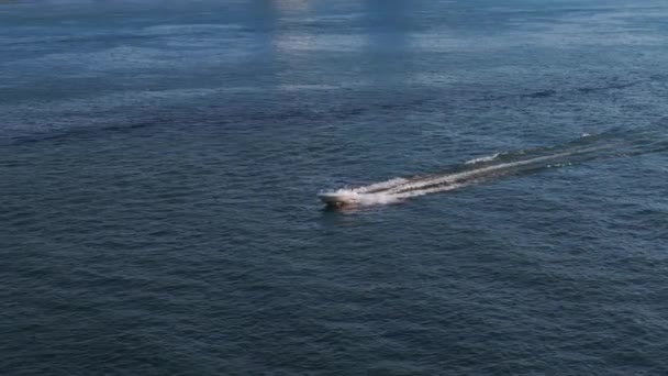 Воздушный Снимок Белой Лодки Плывущей Синему Морю Движется Высокой Скорости — стоковое видео