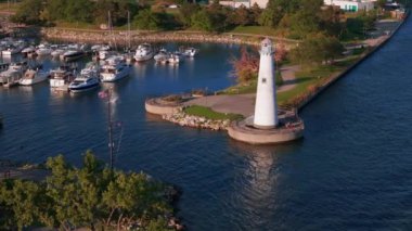 Detroit Michigan Havalimanı, Milliken Park Deniz Feneri 'nin yakınından nehir ve şehir merkezi silueti ile çekilmiş. Yüksek kalite 4k görüntü
