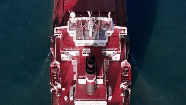 Aerial Top Shot Cargo Bulk Carrier Ship Cruising Zoom Tiro — Vídeos de Stock