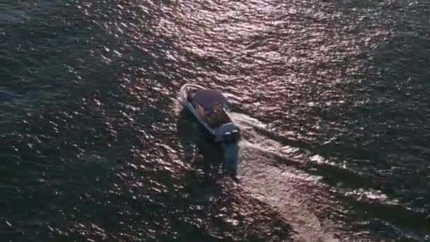 Imagens Zoom Aéreo Barco Branco Navegando Para Mar Azul Mover — Vídeo de Stock