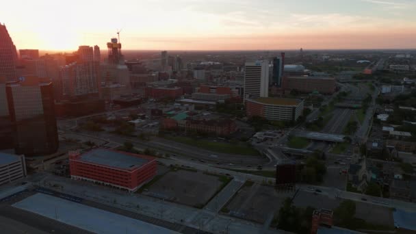 ミシガン州デトロイト デトロイト市の空中撮影 中央ビジネス地区とデトロイト川 高品質の4K映像 — ストック動画