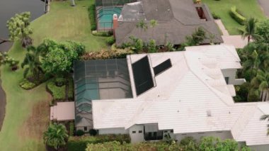 Florida 'daki havuz ve veranda manzaralı havuz manzaralı. İHA atışı. Yüksek kalite 4k görüntü