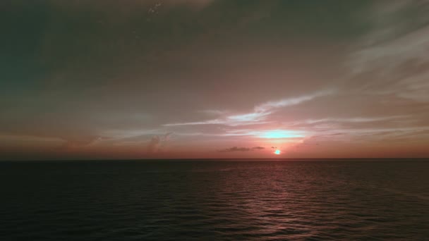 Горящие Небеса Сияющие Золотые Волны Закаты Океанского Пляжа Съемки Беспилотника — стоковое видео