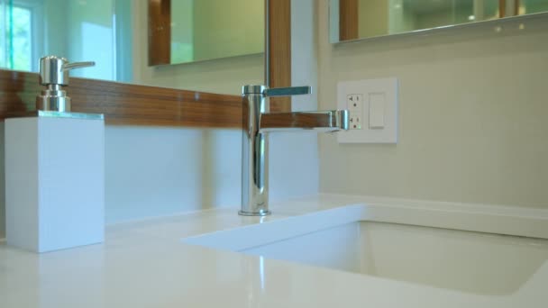 Waschbecken Des Modernen Badezimmers Mit Dusche Der Wohnung Immobilien Interieur — Stockvideo