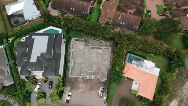 佛罗里达州房屋建筑工地的组成部分 关于建造私人住宅的无人驾驶飞机的全景镜头 上下颠倒高质量的4K镜头 — 图库视频影像